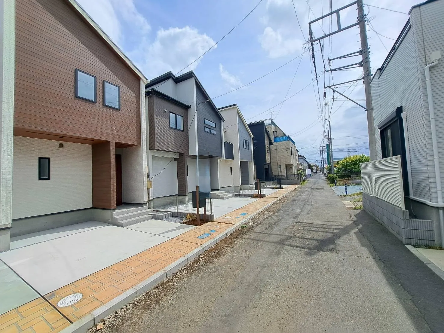 前面道路は見通しが良く、明るく開放感のある住環境です!毎日の車の出入りもスムーズに行えそうですね☆