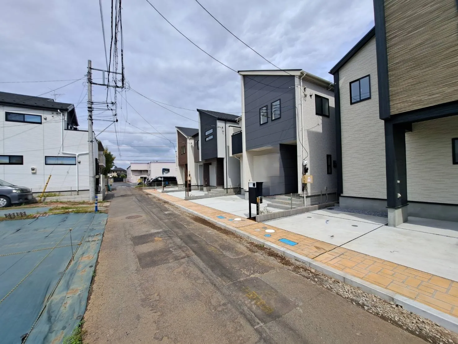 前面道路は住宅街の落ち着いた環境で、静かで住みやすい立地となっています!