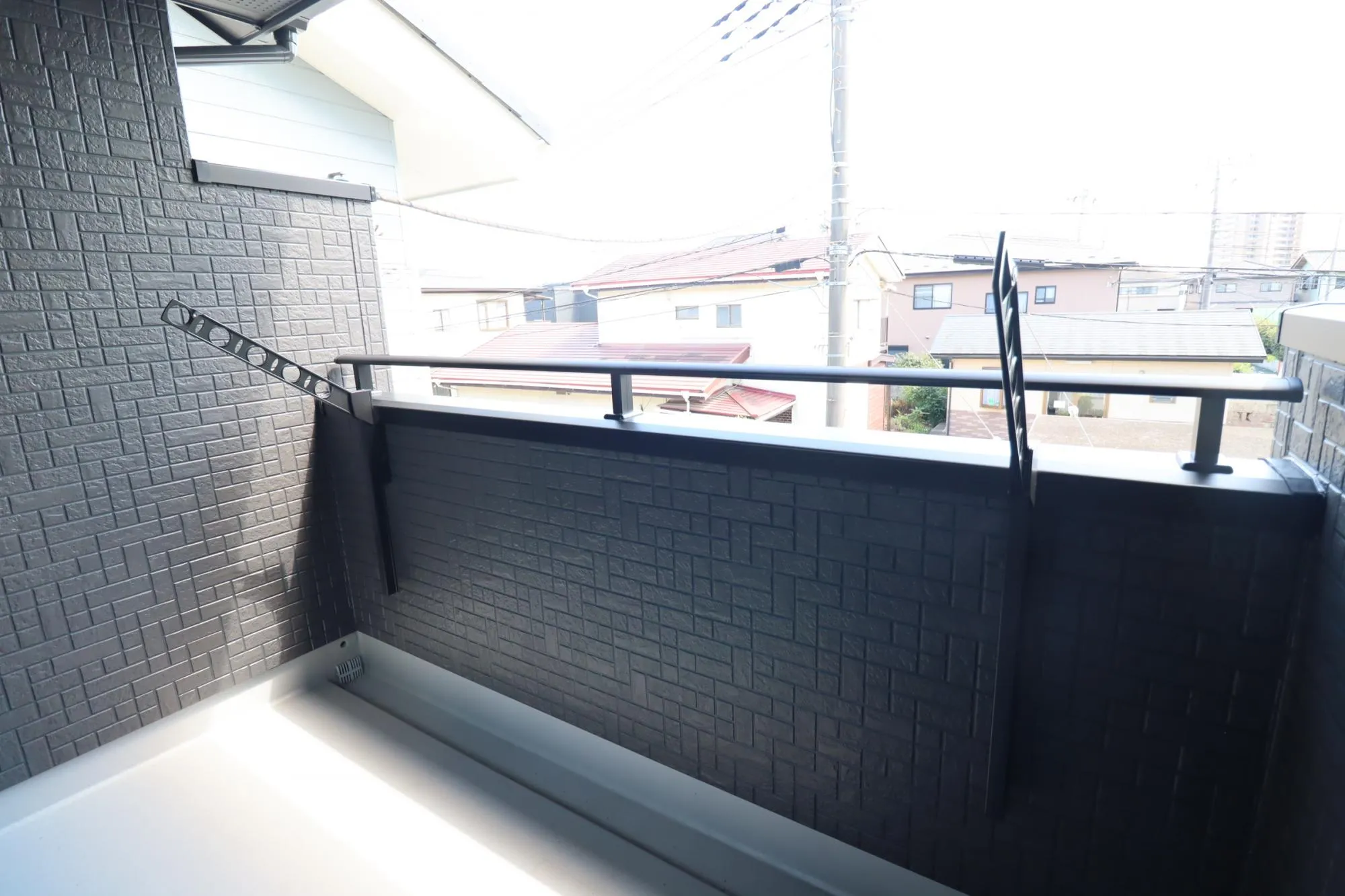 1号棟 バルコニー
風通しのよいバルコニー♪
2階に2ヵ所ご用意があります♪