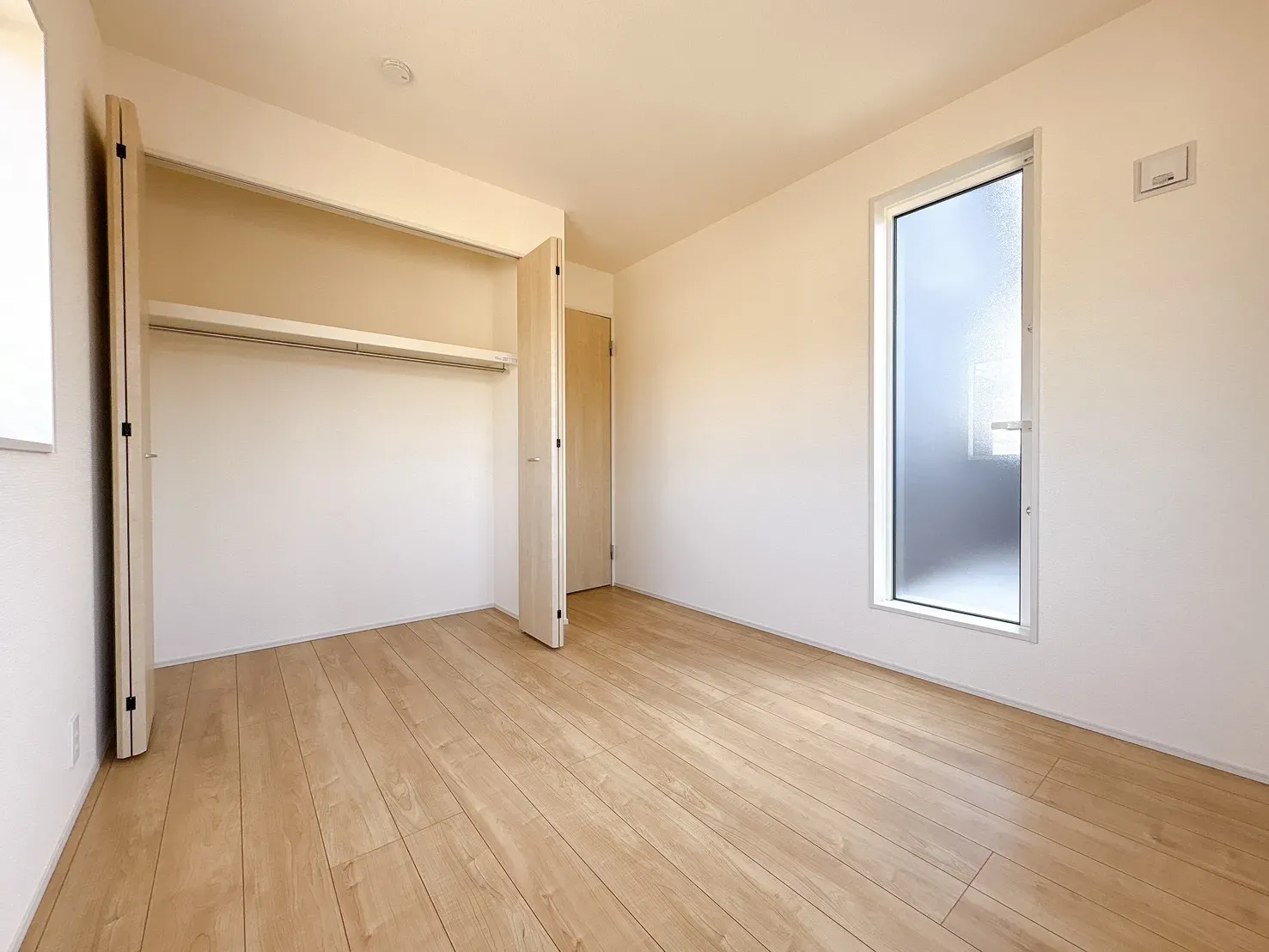 【洋室(5.0帖)】使い勝手の良いサイズのお部屋で、様々な用途でご利用可能◎扉付きのクローゼットが備わっており、身の回りの物をすっきり整理できます。