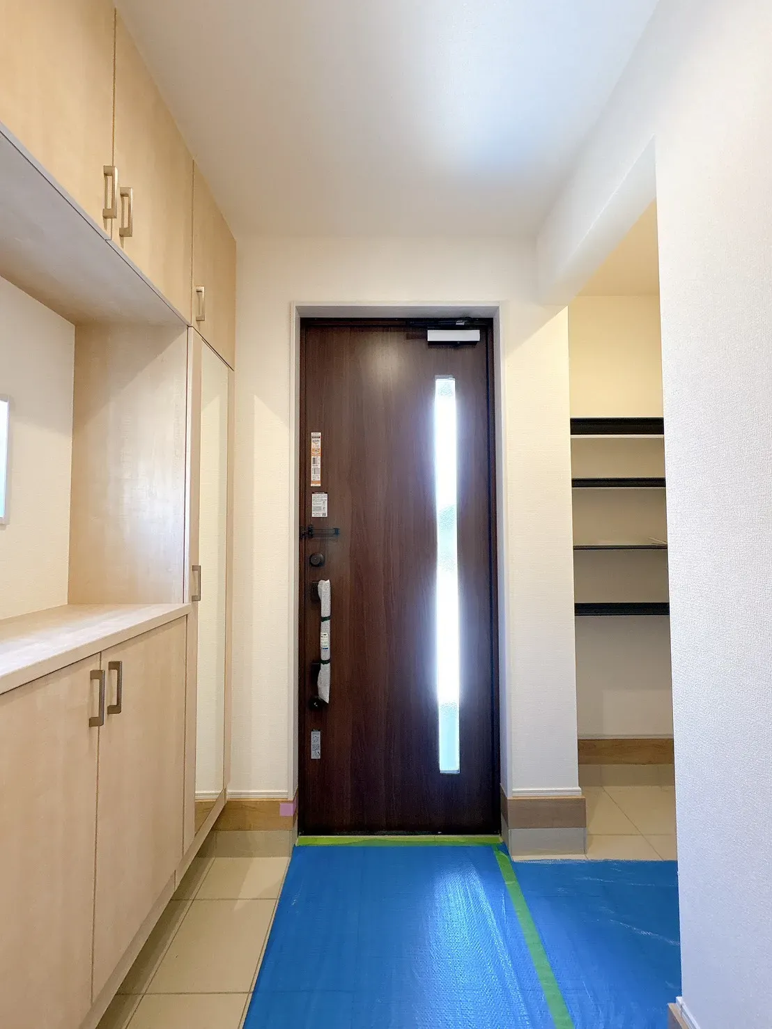 【玄関】ゆとりある広さの玄関です!シューズボックスは、姿見付きのため、外出前の身だしなみチェックが可能◎
