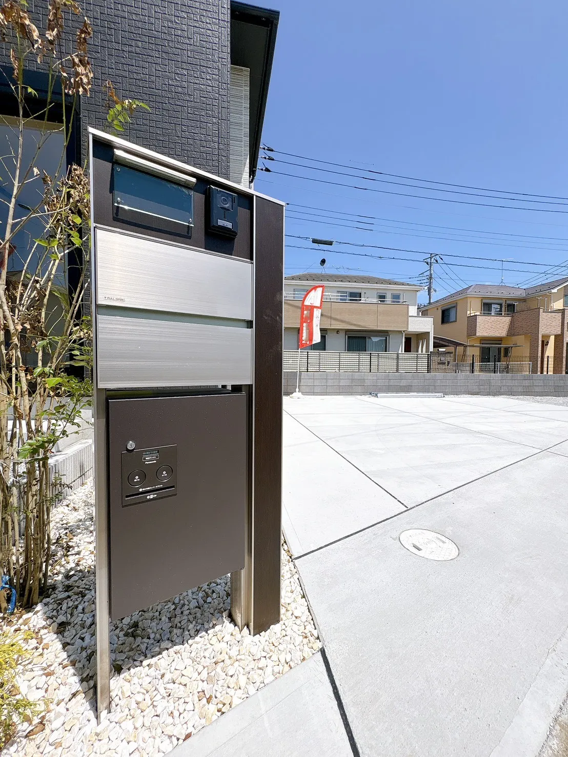 【玄関設備】テレビモニター付きインターフォンで来訪者を映像で確認できる安心設計。ポスト一体型の為に、外構回りもすっきとした印象です。