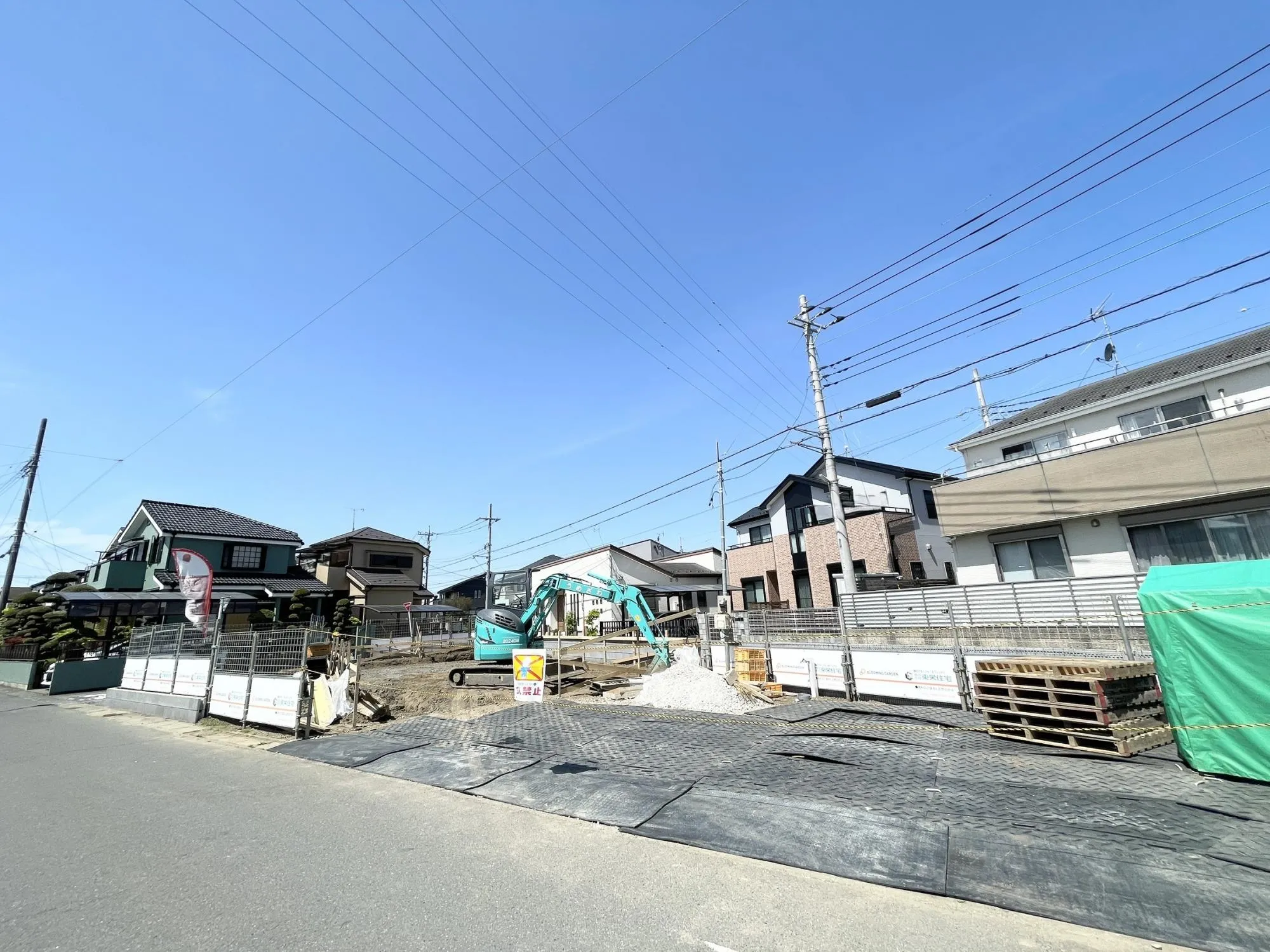 【外観写真】落ち着いた印象の外観デザインを採用。「3(4)LDK・カースペース2台」のゆとりある間取りと充実の収納力。家族それぞれの空間を確保しながら、すっきり暮らせる住まいです。