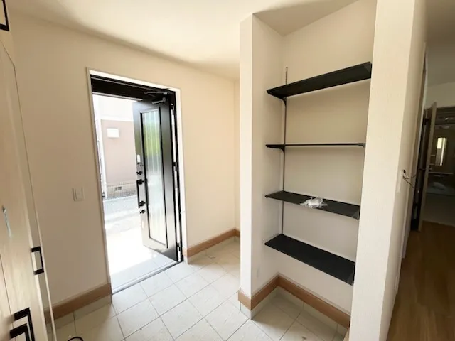 エントランス　土間収納　L型可動棚　3号棟
