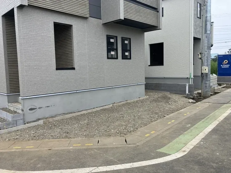 車の出し入れもしやすい駐車ペース!お車をお持ちの方にも安心です☆