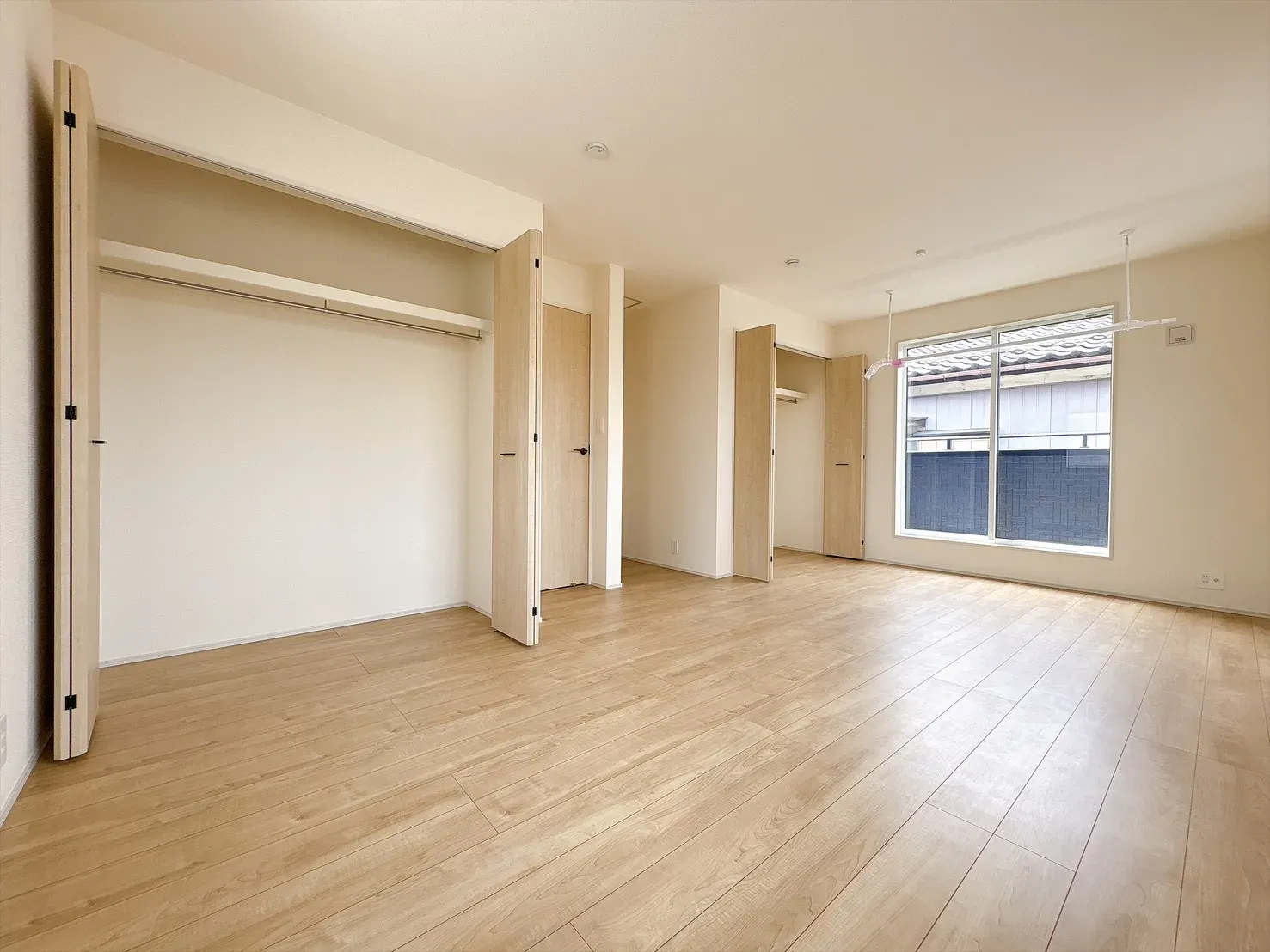 【1号棟/洋室(5.25帖)】使い勝手の良いサイズのお部屋で、様々な用途でご利用可能◎たっぷり収納のウォクローゼットが備わっており、身の回りの物をすっきり整理できます。
