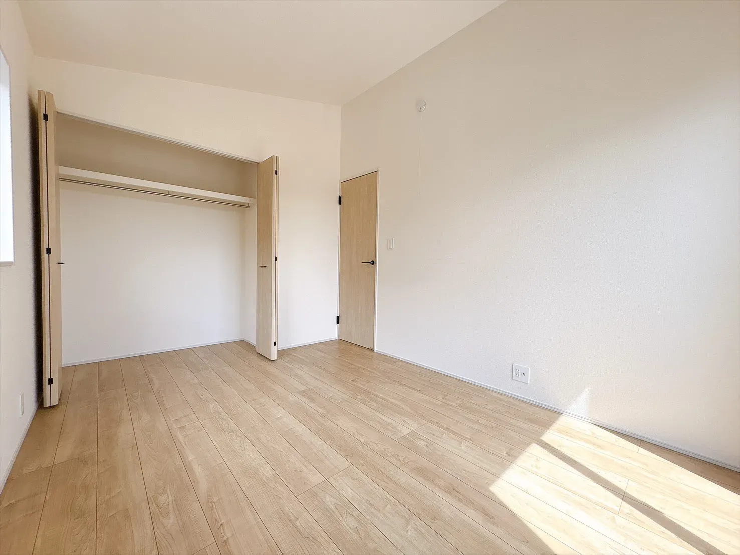 窓もたっぷりとつけ、明るいお部屋になっています。家族の成長に合わせて分割も出来るようになっています☆