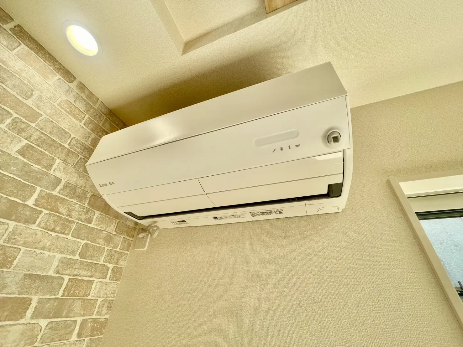 「一年中快適なエアコン付き」