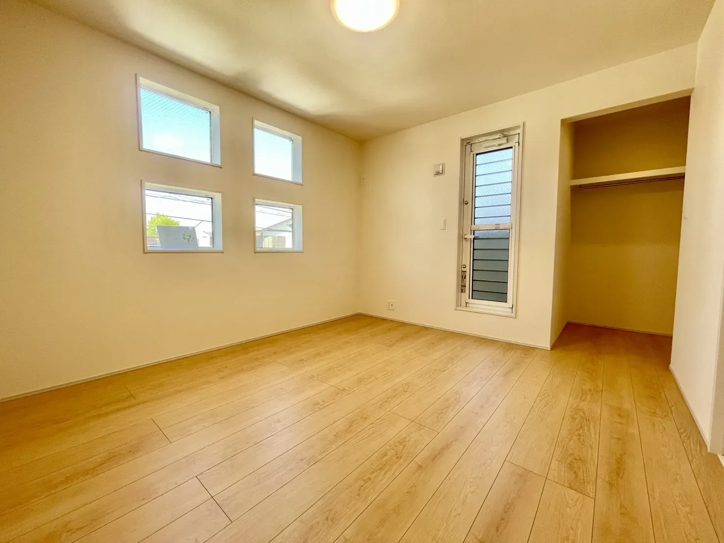 「収納付きの明るい洋室」