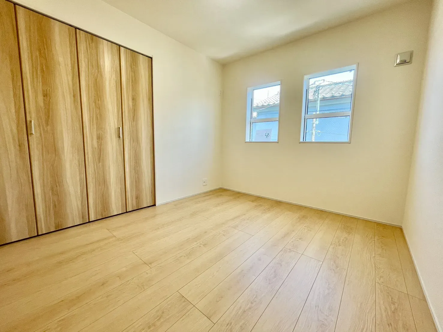 「採光の良い洋室」