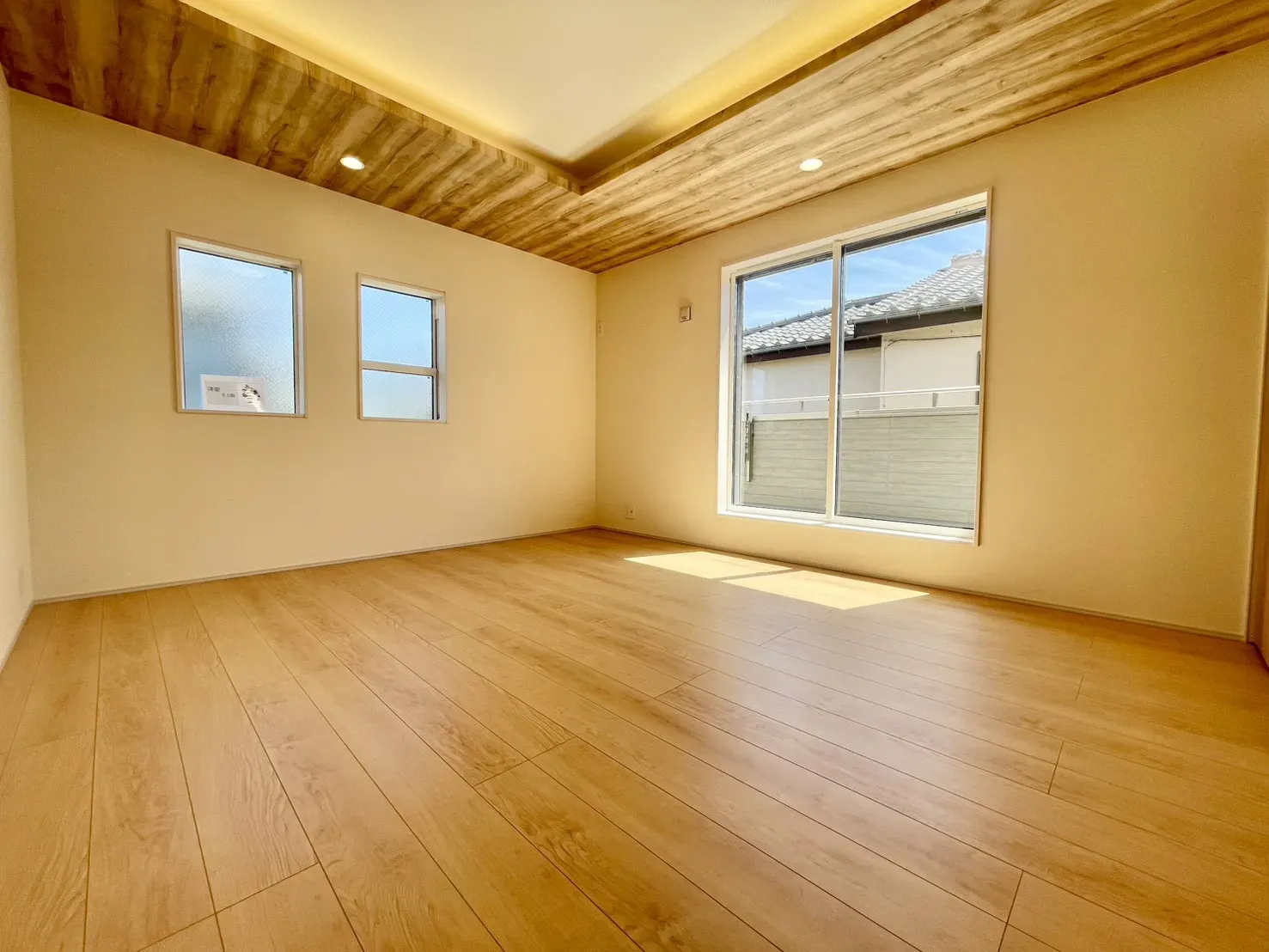 「折上天井(間接照明付き)がおしゃれな主寝室」