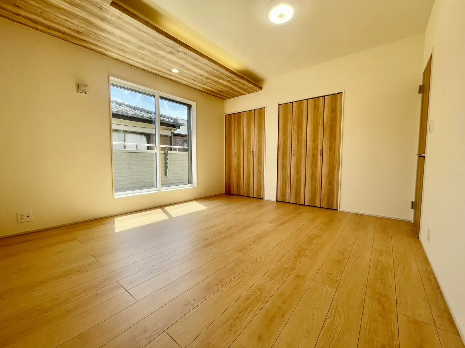 「陽当たり良好の洋室」