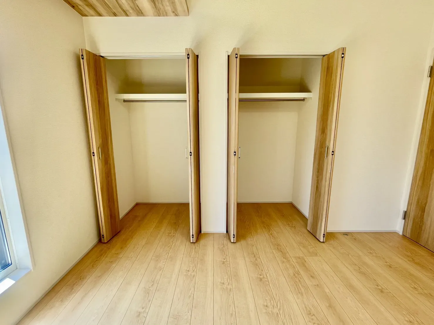 「収納豊富な主寝室」