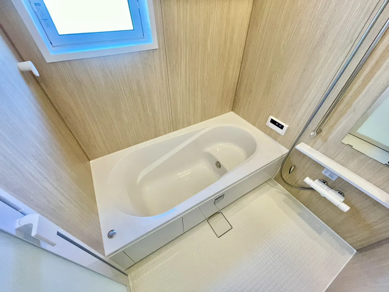 「清潔感のあるバスルーム」