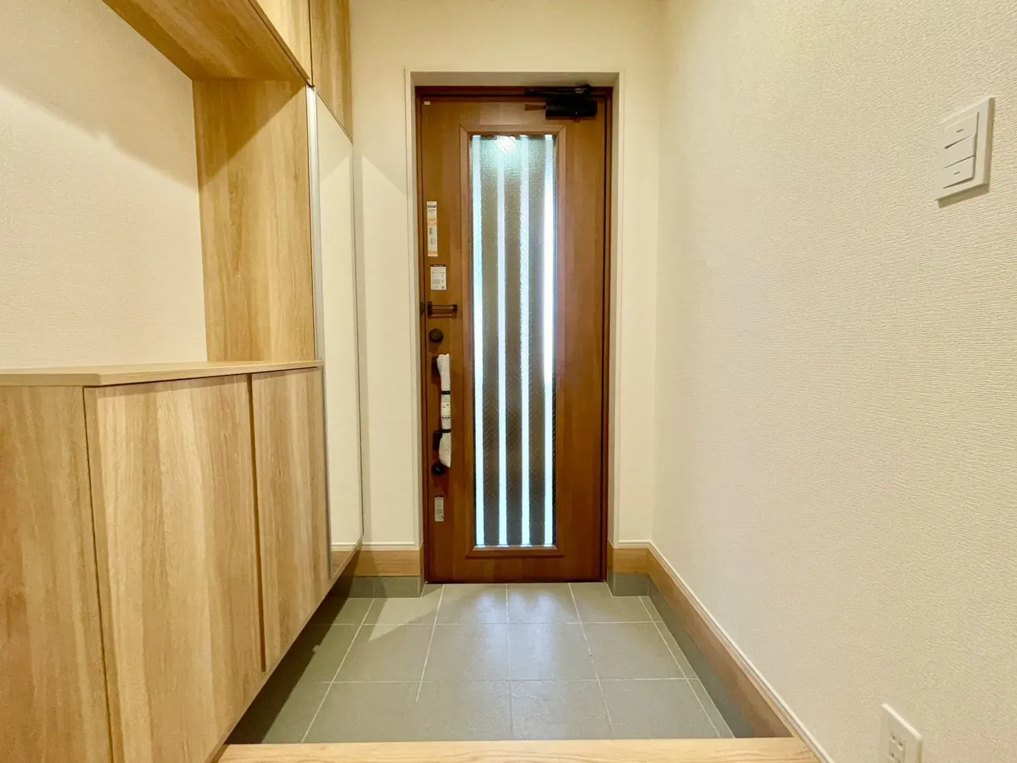 「明るく迎えてくれる玄関」