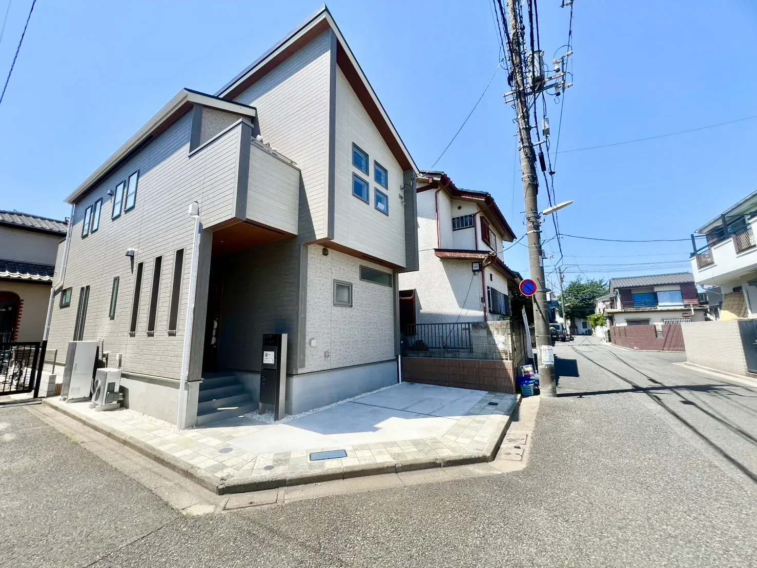 「開放感ある角地邸宅」