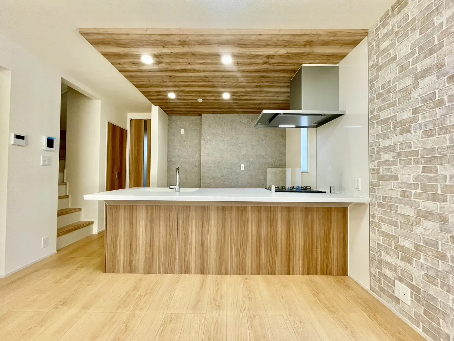 「ポップアップ天井がおしゃれなキッチン空間」