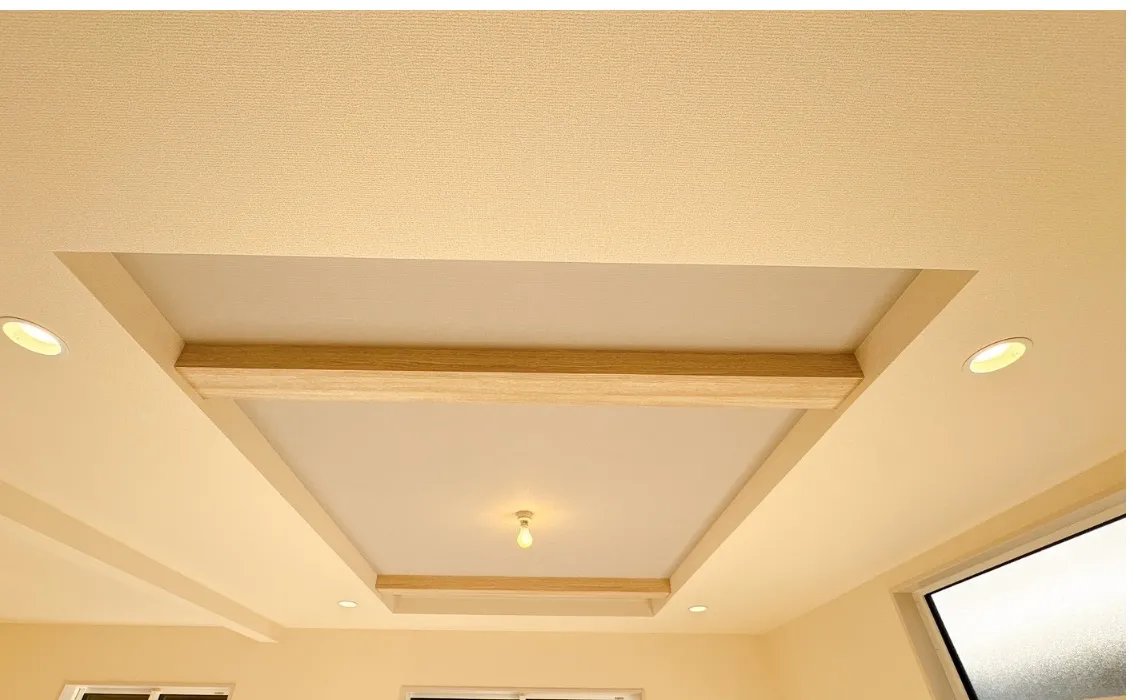 【折上天井】開放感を演出する折上天井。天井に立体感を持たせることで、空間に広がりと上質感をプラスしています。
