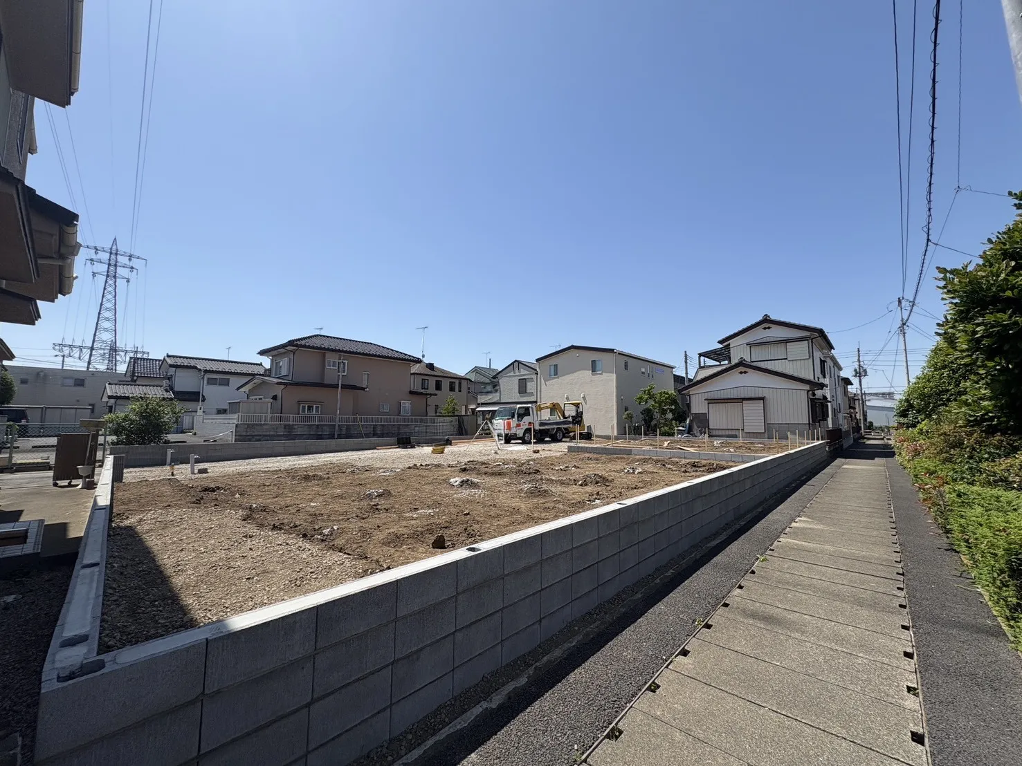 【外観写真】落ち着いた印象の外観デザインを採用。広々LDK16帖以上・全居室収納付き「4(5)LDK+カースペース2台」のゆとりある間取りを実現しました♪
