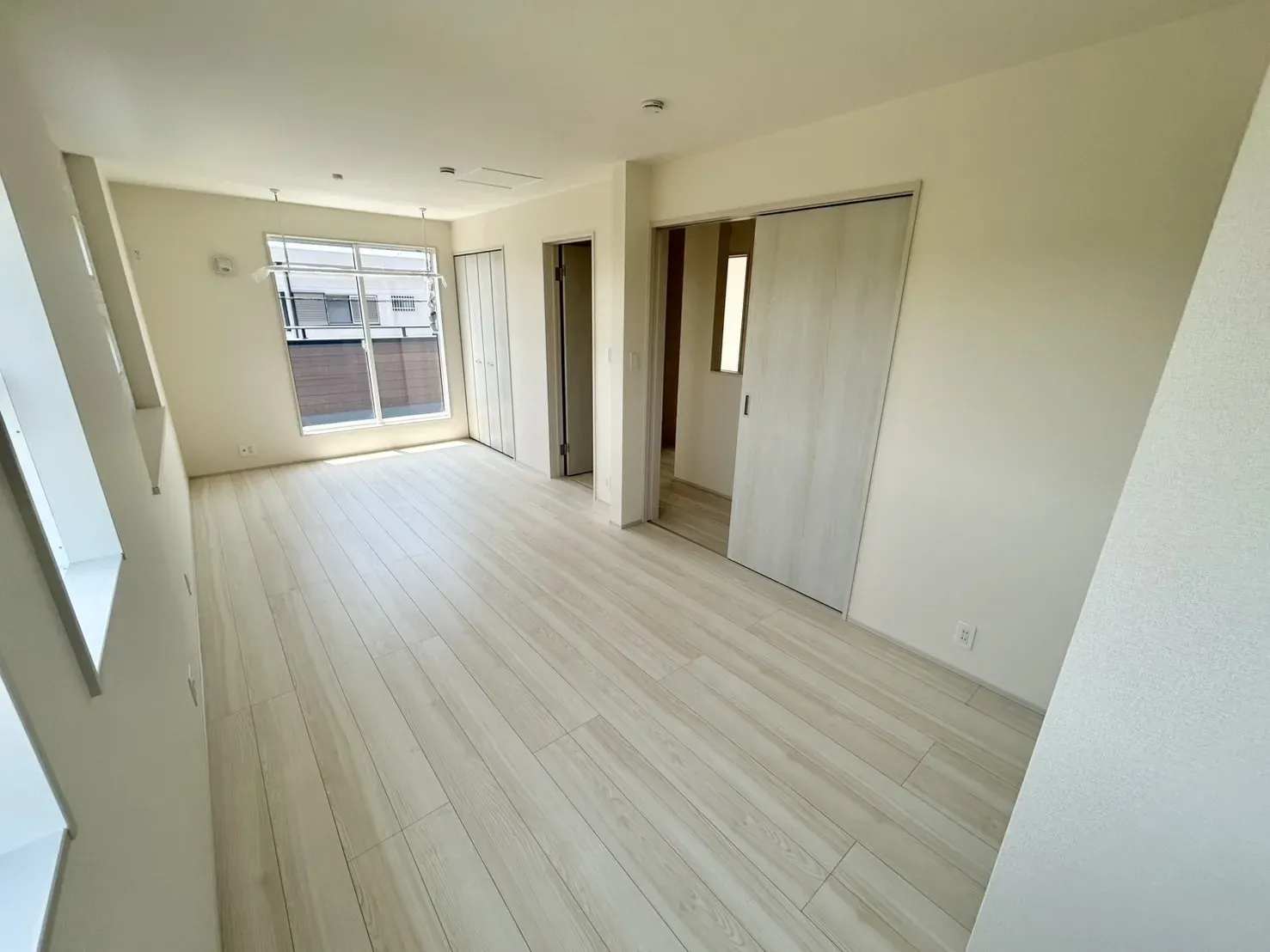 間仕切り壁を想定して2ドア2クローゼットを配置。2部屋にできるように対応しています。