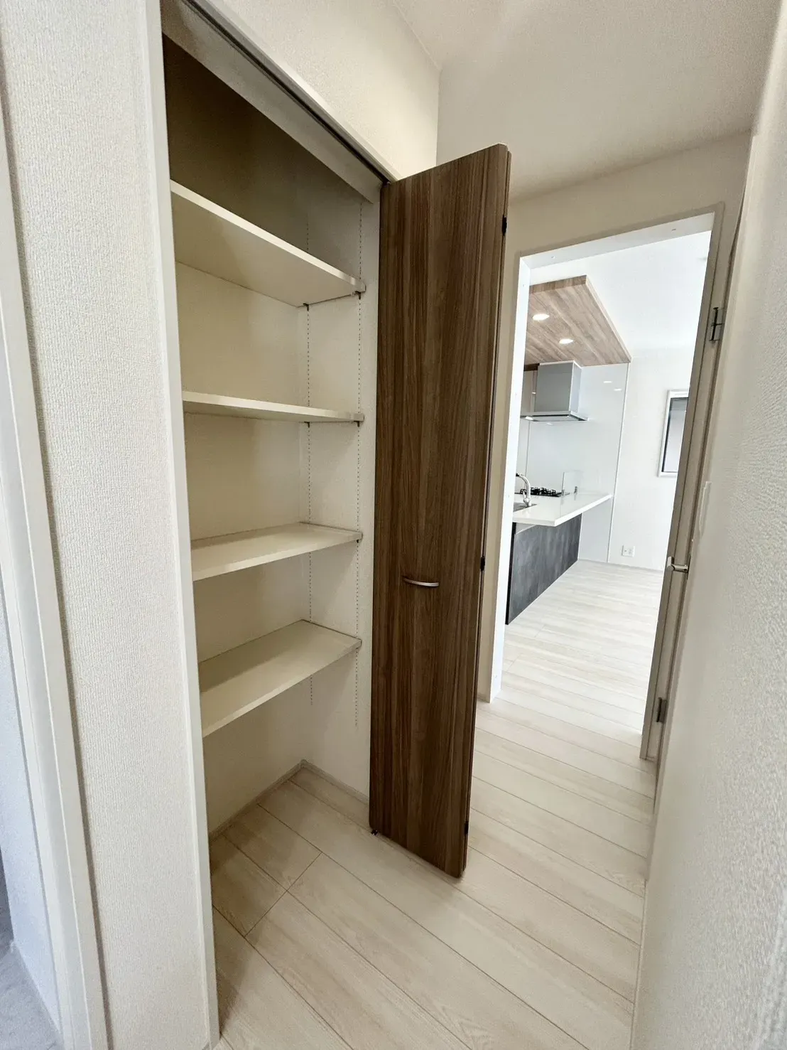 廊下収納　4段可動棚付き