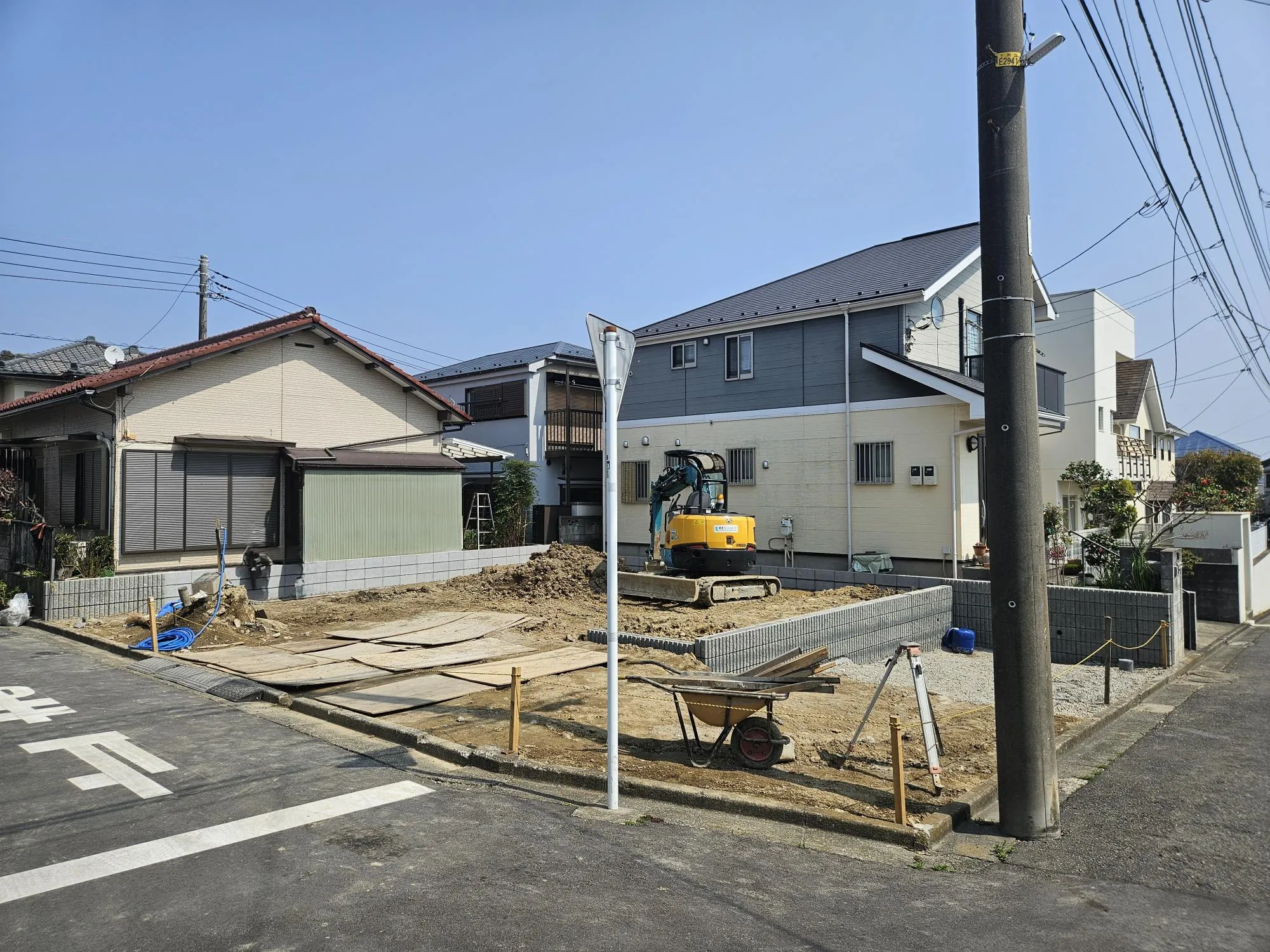 販売現地(R8.3.29)
京急本線「弘明寺駅」徒歩9分に新築戸建て誕生致します!
南西角地の明るい物件です♪