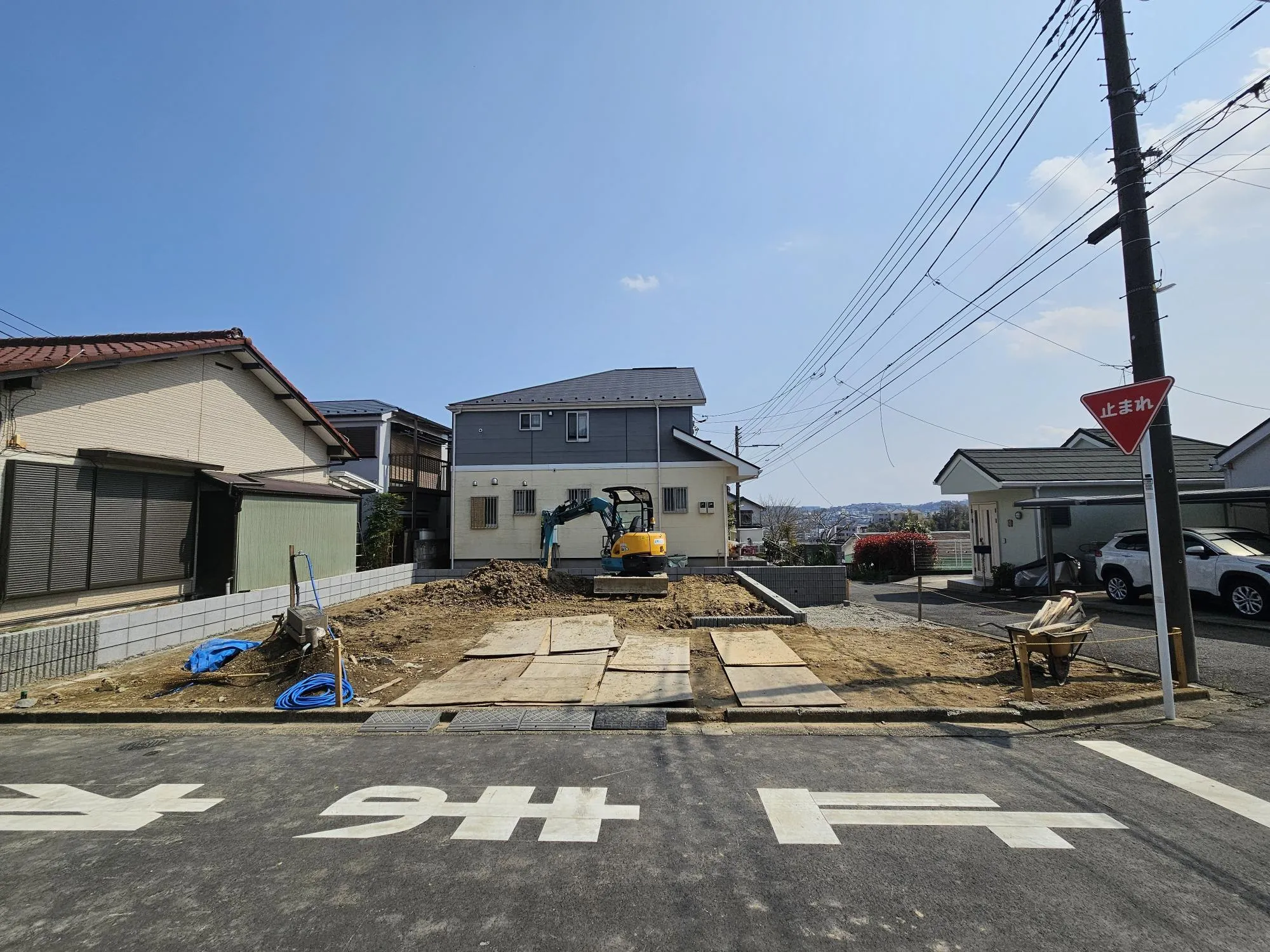 販売現地(R8.3.29)
土地面積40坪超の広々物件!
カースペースは2台駐車可能です(車種による)