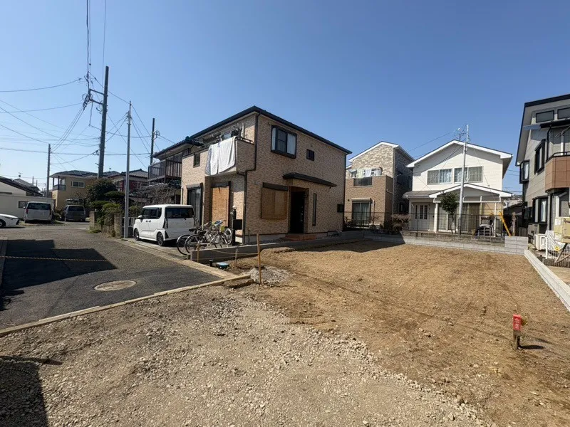 敷地内に太陽の光が降り注いでおります!