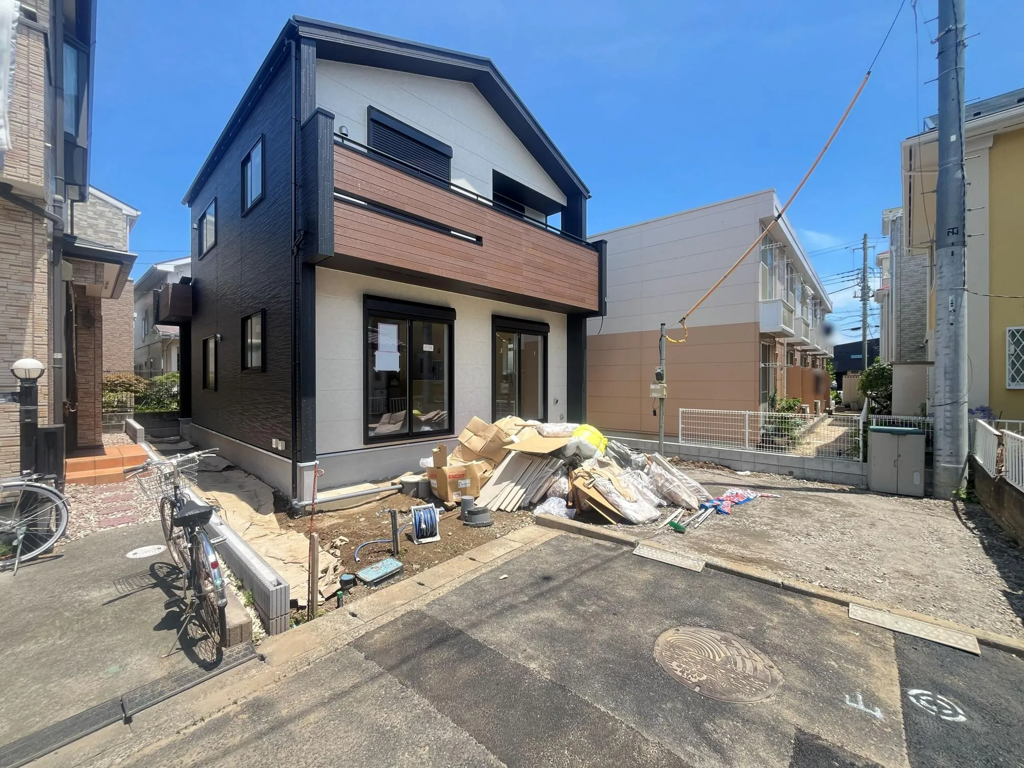 当社売主!
足場が外れ外観が見れるようになりました。物件についてのご質問・ご相談等ございましたらお気軽にご連絡ください。