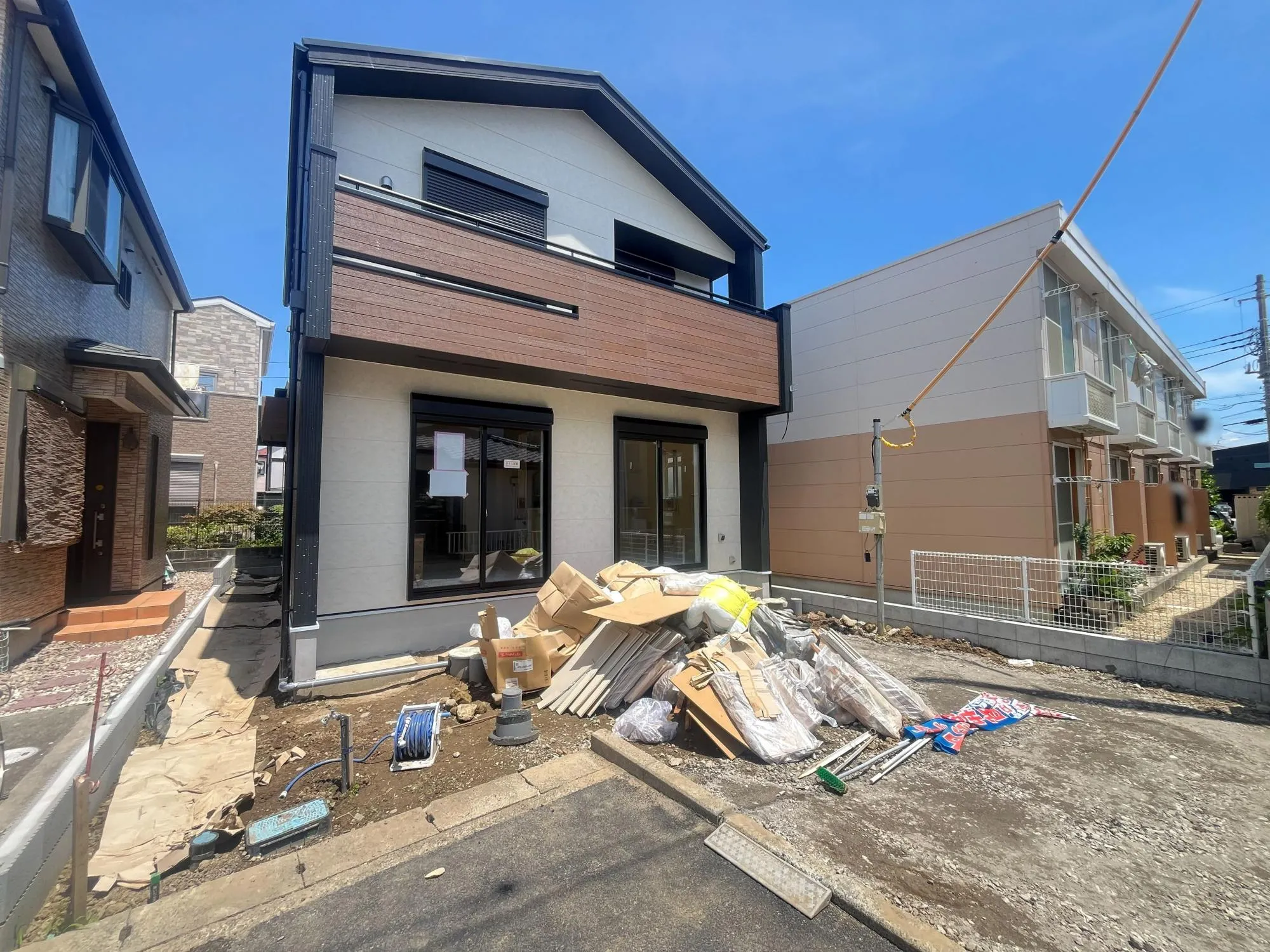 完成が待ち遠しい物件です。
周辺には教育施設・幼稚園・保育園がありますので小さなお子様のいるご家庭にもおススメの物件となっております!