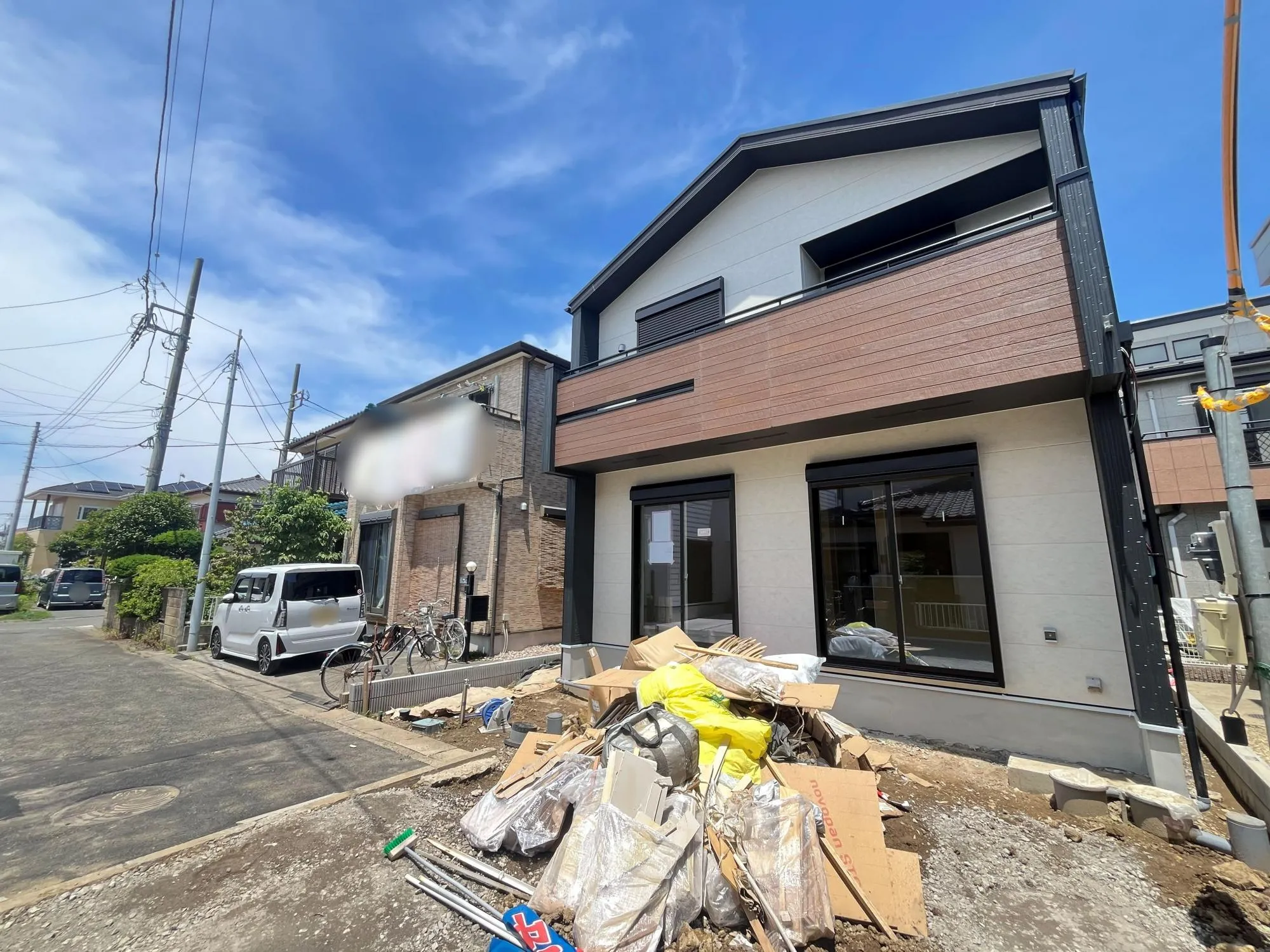 落ち着いた現地は車の通り抜けが無いので車両の音が少なく静かです。