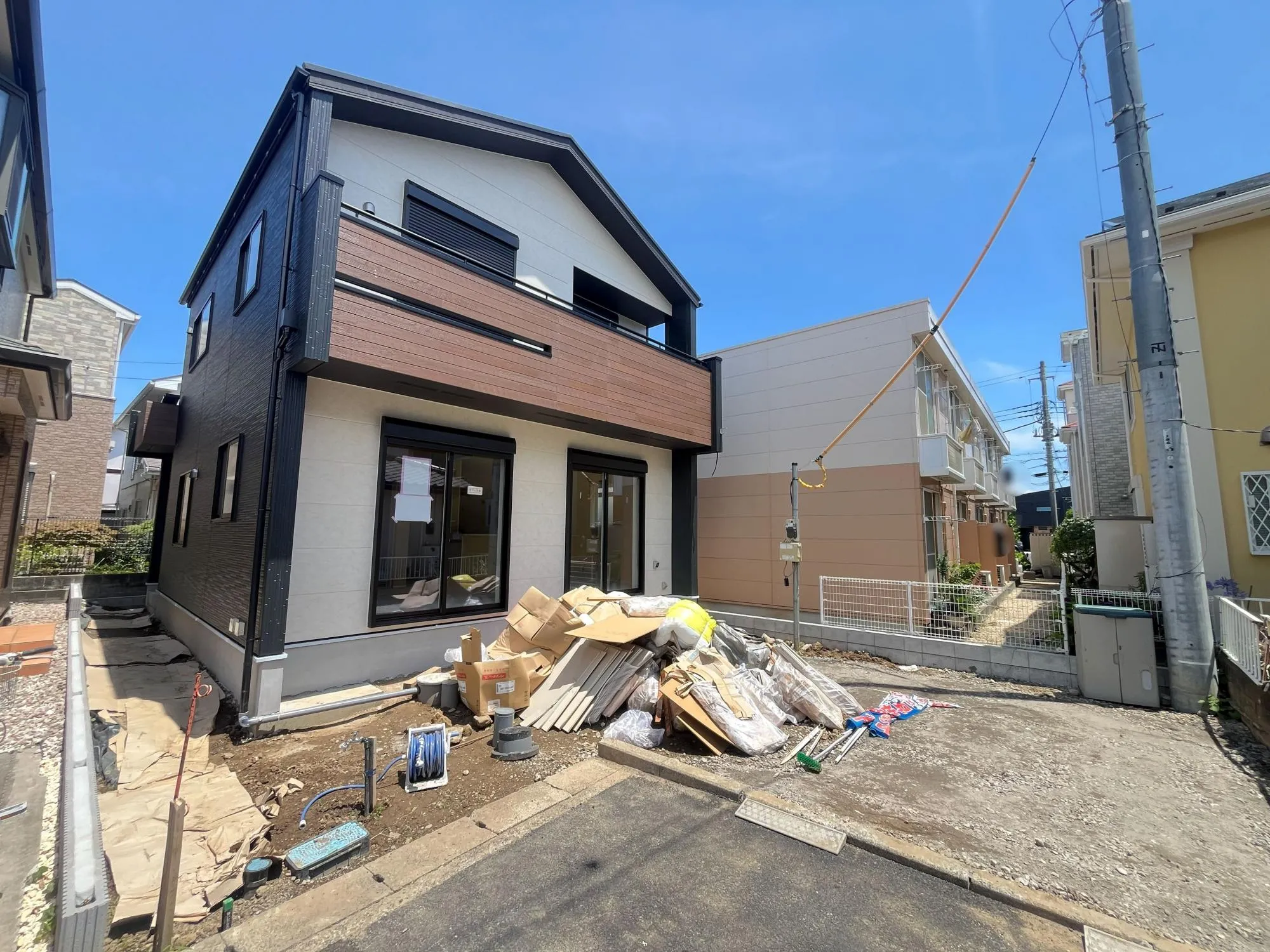 南側に駐車場がありますので日当たりが良いです。LDKには折上天井お採用しており、採光と折上天井により開放感のある仕様となっております。