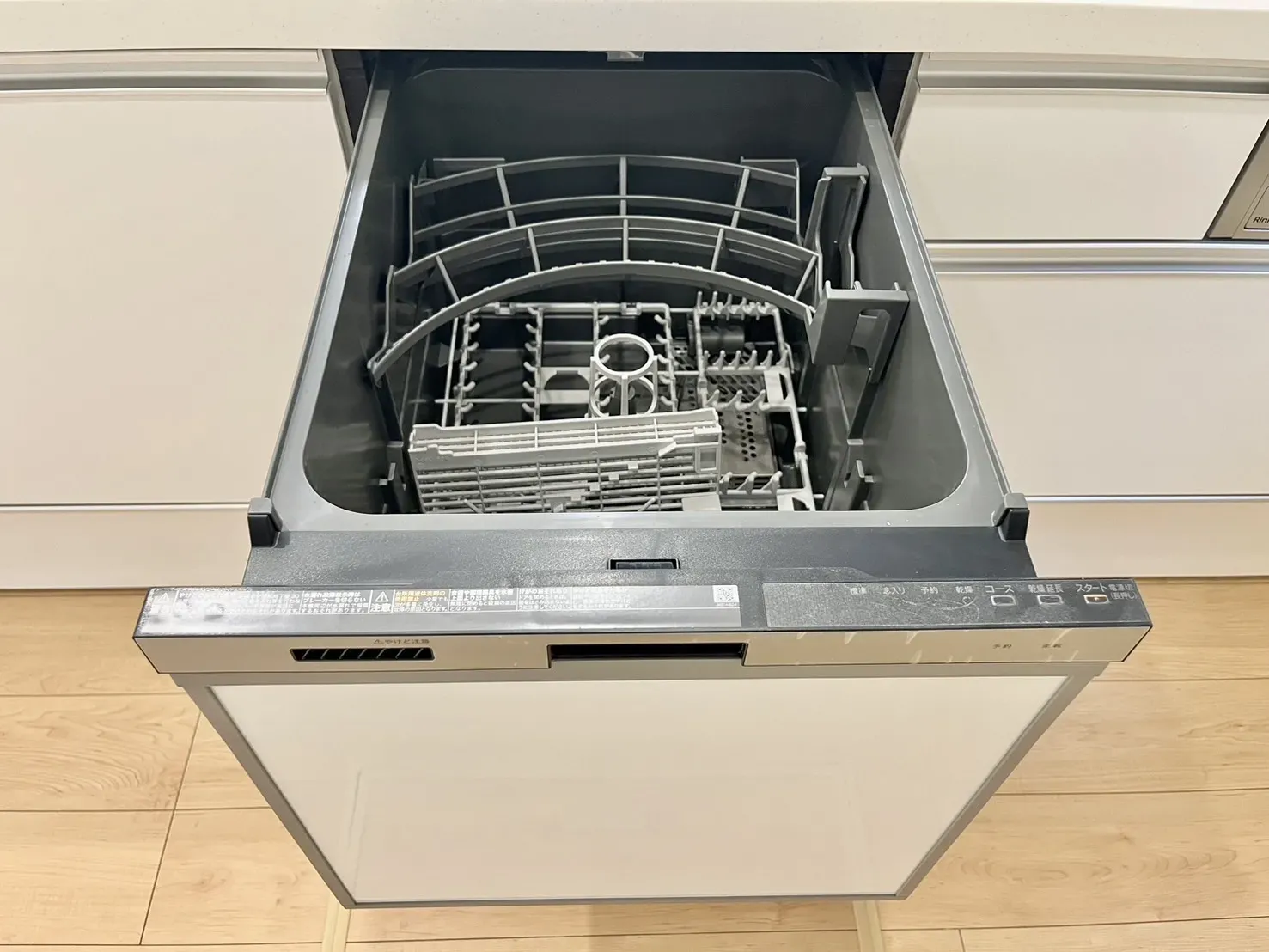 【設備紹介:食器洗浄機】
食器洗浄機を設置済みです!
忙しい時間に代わりに洗い物をしてくれます♪タイマーなどの設定も可能です