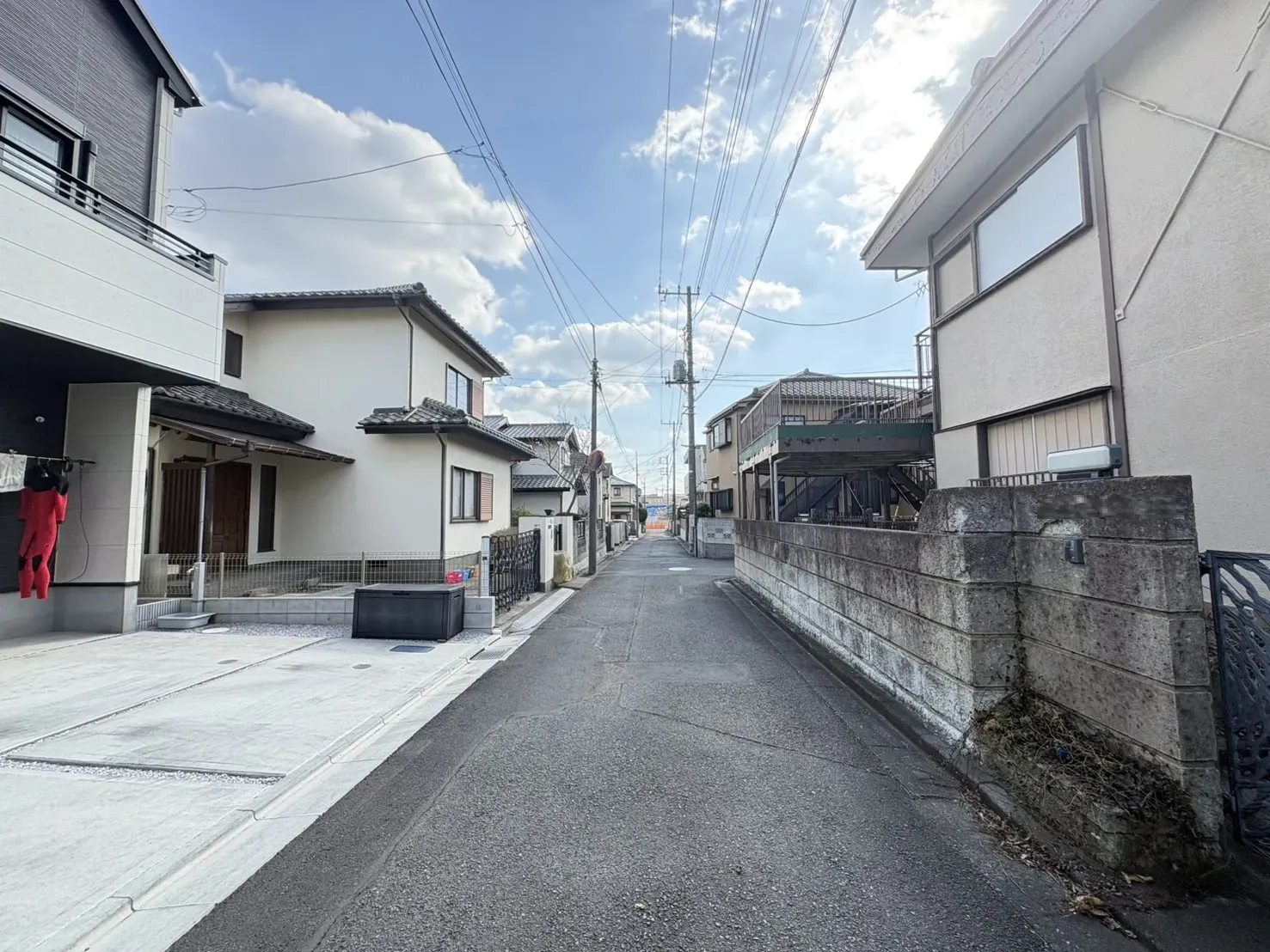 【前面道路】
公道　幅員4m
駐車もしやすい広々4m公道です♪
車通りも多くなく静かな環境です。