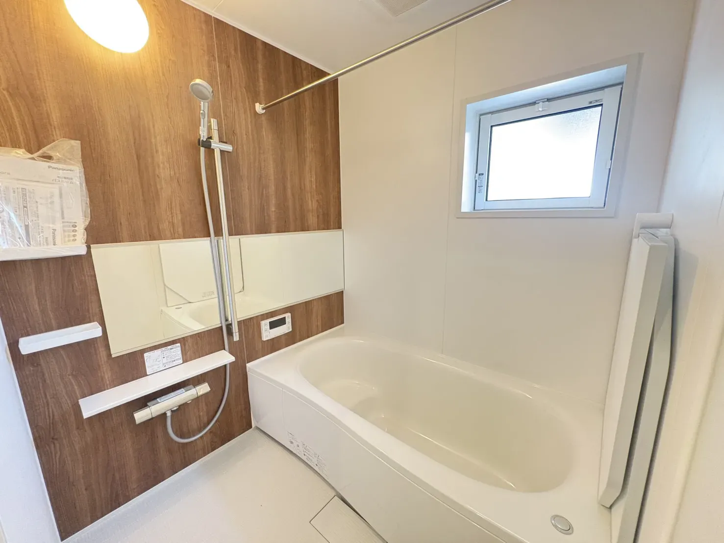 【他現場同仕様同間取写真:浴室】
ブラウンのアクセントパネルを採用し落ち着いた雰囲気を演出しております。
浴室乾燥機も完備し季節や天気に関係なく洗濯物を干すことが可能です!