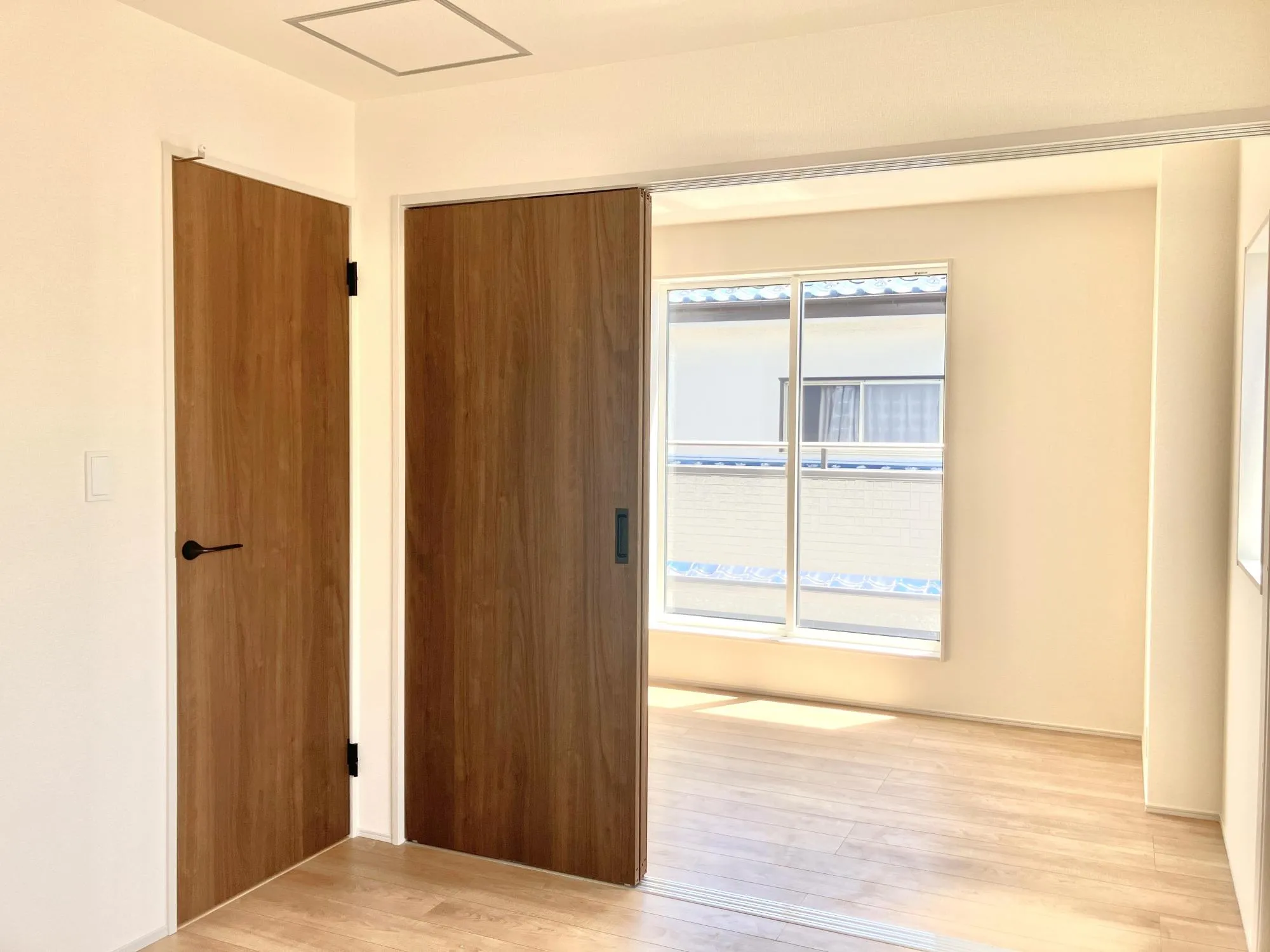洋室5.25帖から洋室4.8帖の眺め。光が差し込む室内には、穏やかな時間が流れます。休日には、落ち着いた空間で自分の趣味を楽しむのはいかがですか?