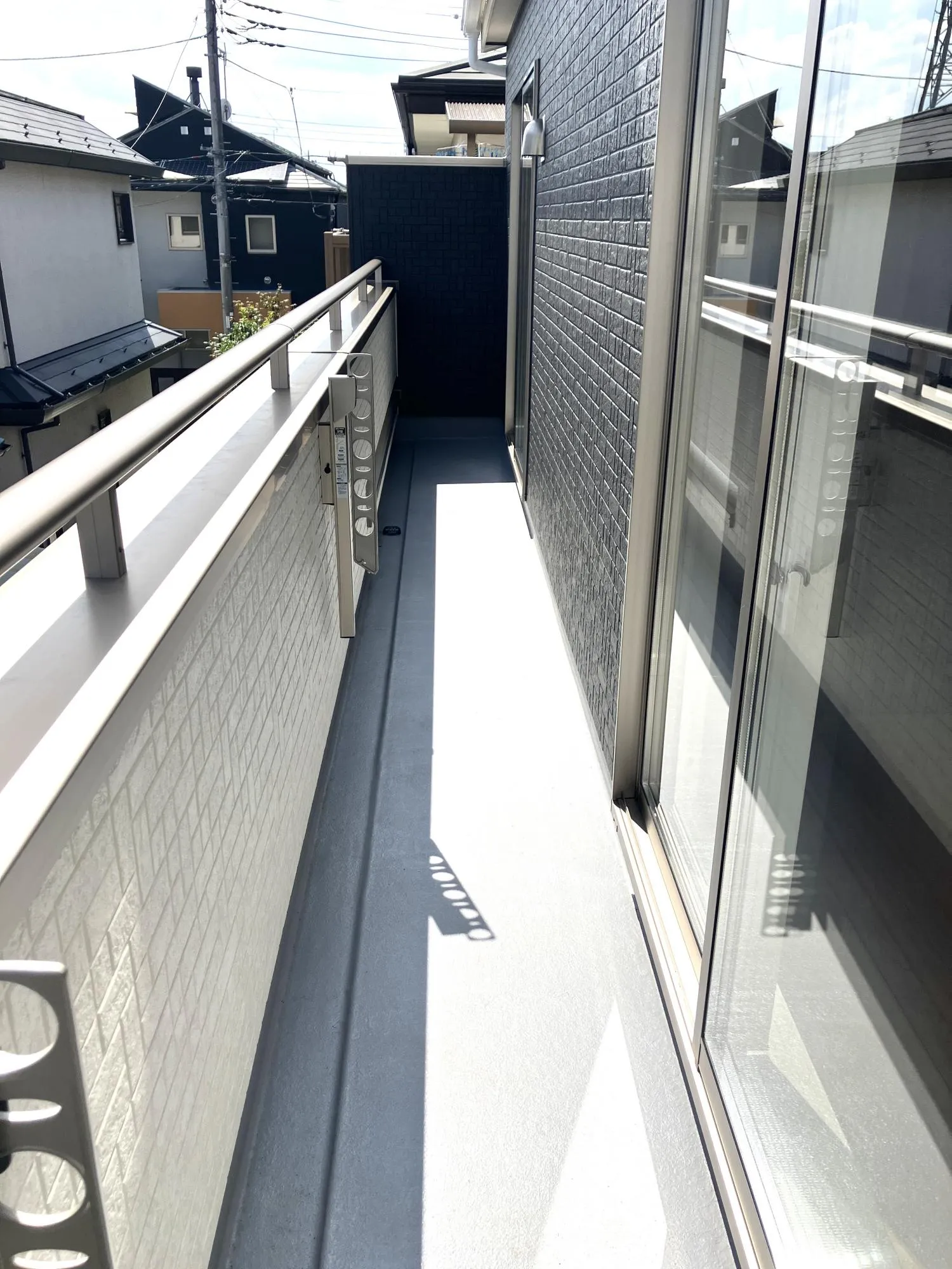 2部屋から出入りできるバルコニー。大量の洗濯物もしっかり干せそうです◎