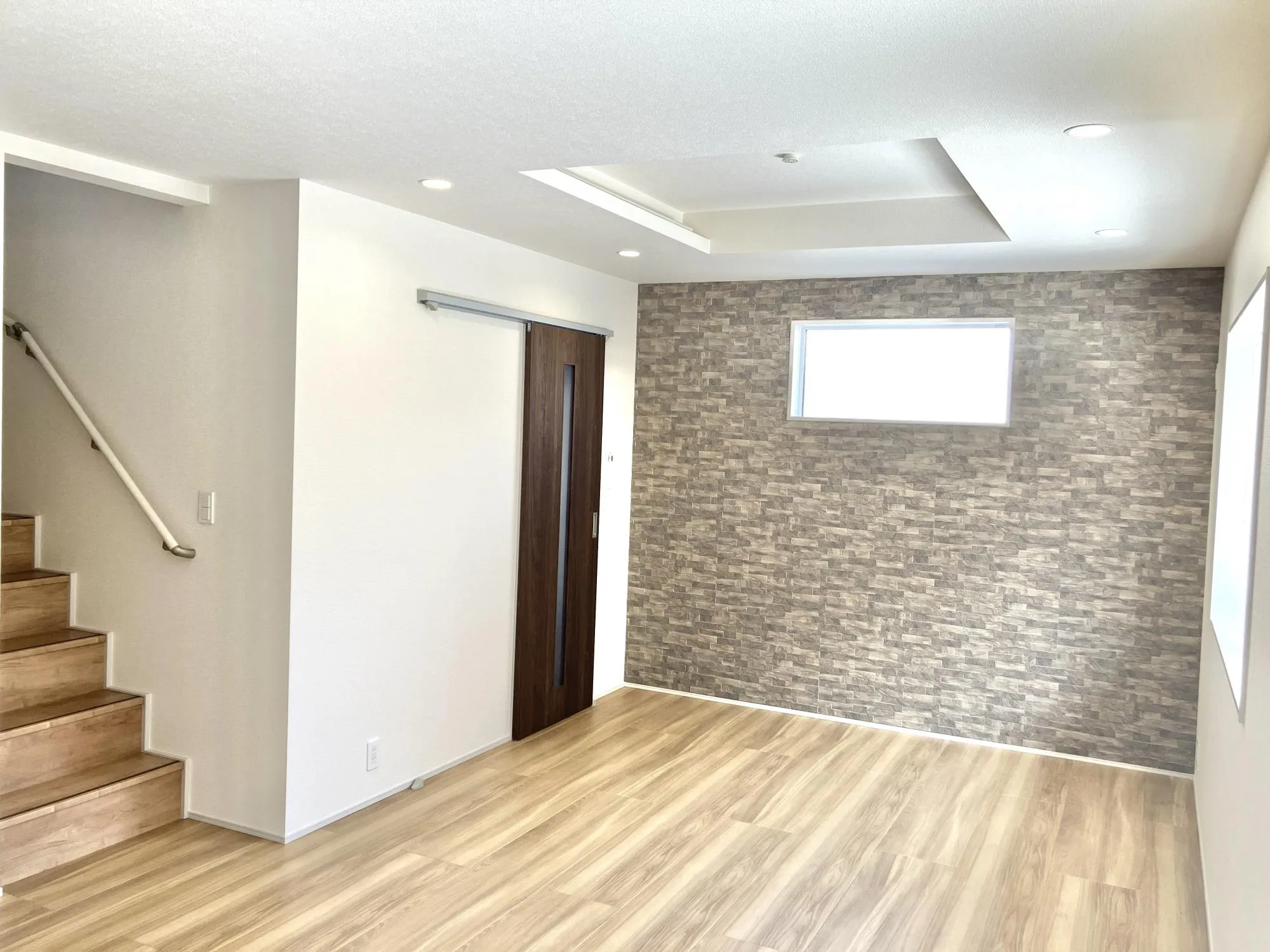 アクセントクロスと折上天井 リビングには折り上げ天井あり!リビング空間のアクセントに♪シーリングファンなど設置しても良いですね!