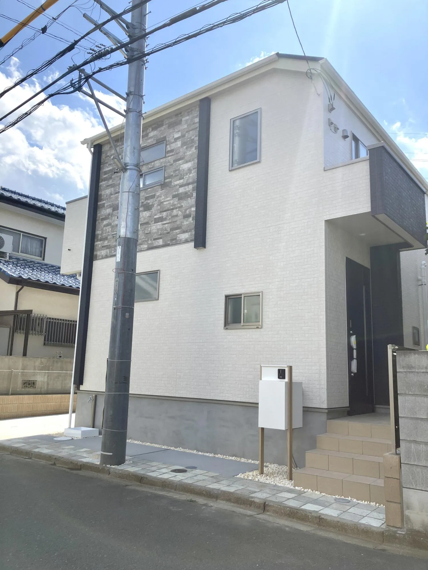 北道路側から見る外観。便利な宅配ボックス。ダイヤル付きでセキュリティ面にもしっかり配慮されています