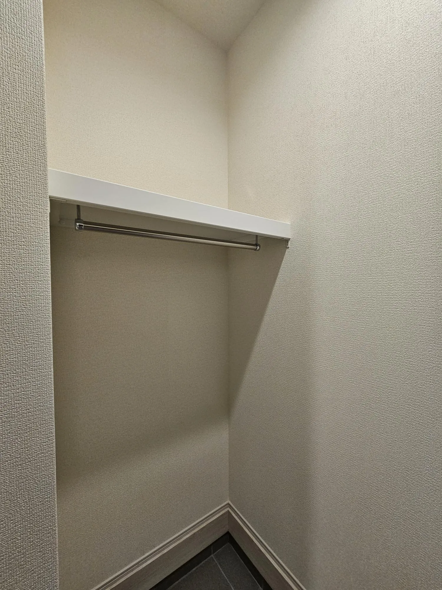 1号棟　玄関　ハンガーパイプ+枕棚