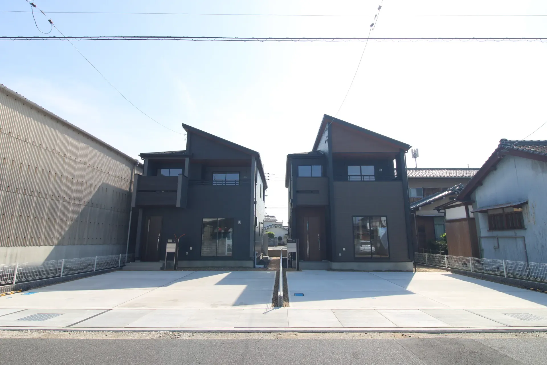 前面道路から見た外観