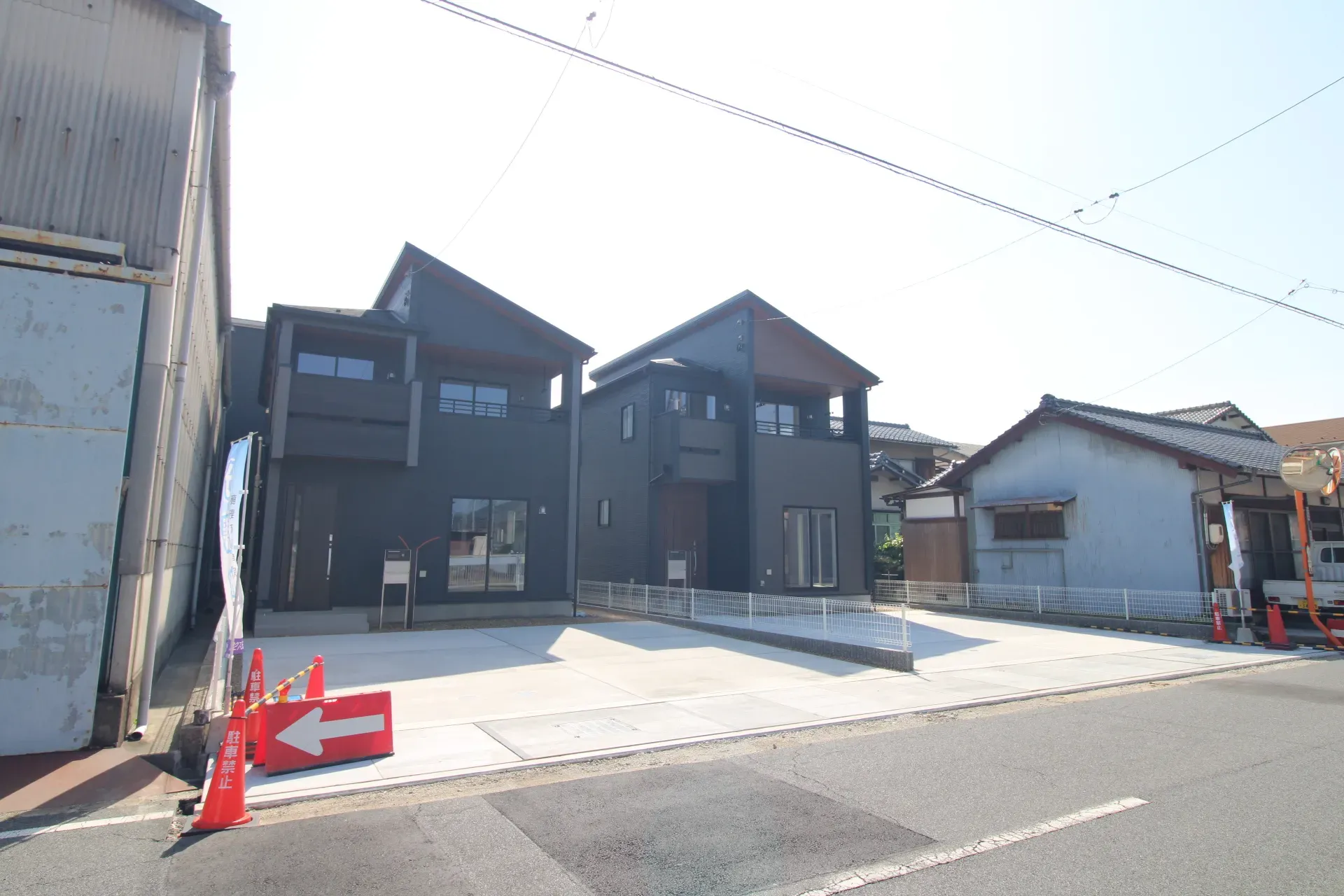 前面道路から見た外観