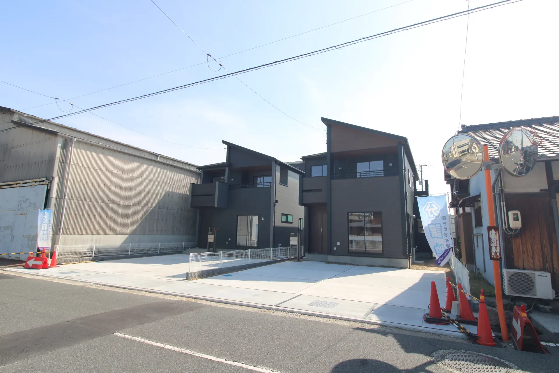 前面道路から見た外観