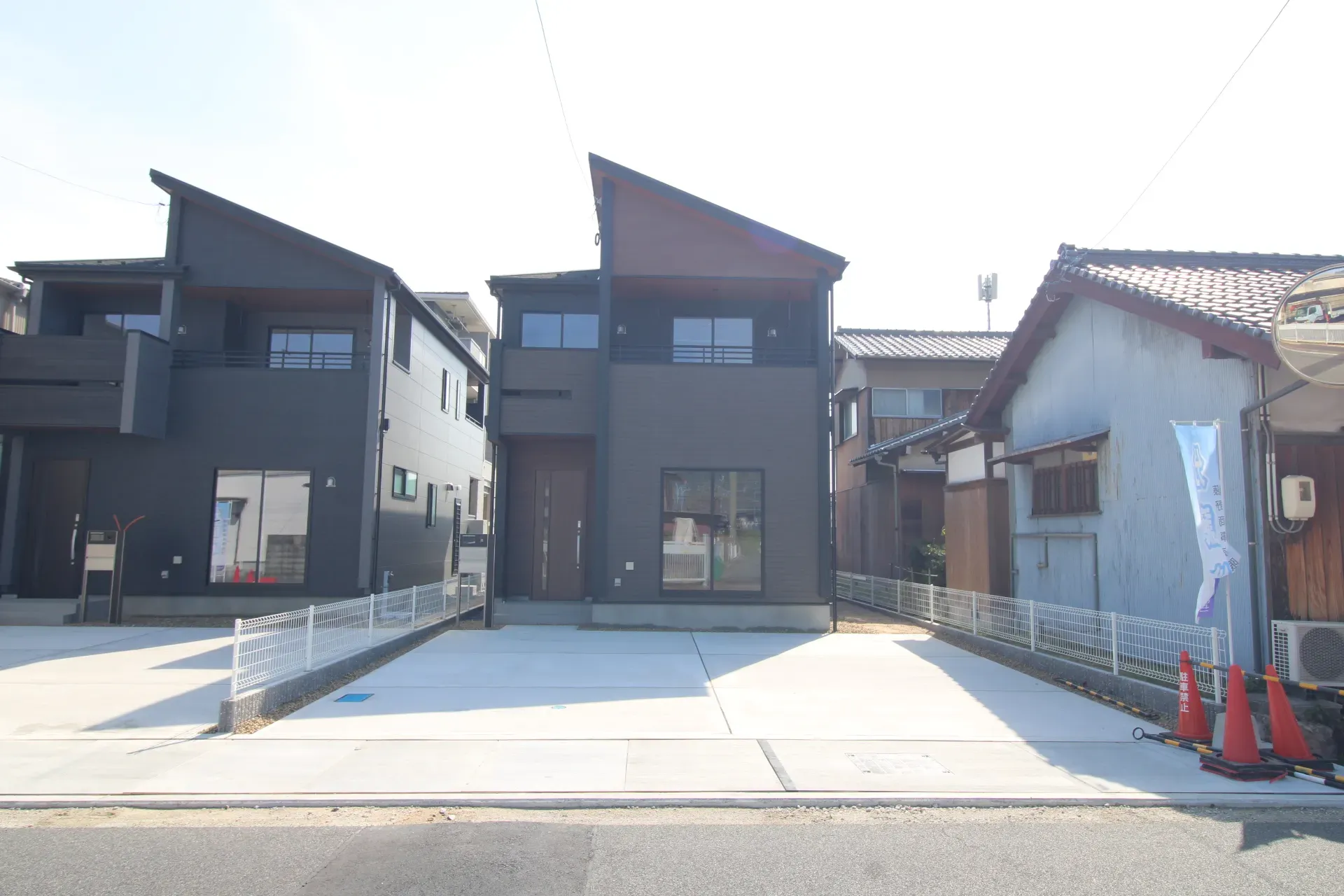 前面道路から見た外観