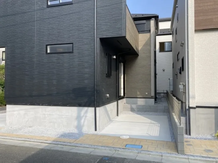 【外観/2号棟】住まいに嬉しい駐車スペース付きです♪