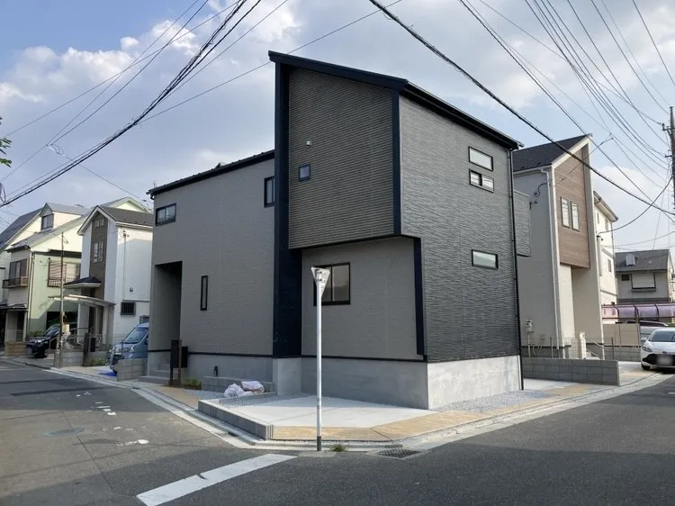 【外観/2号棟】2方向道路に面した開放的な角地です!