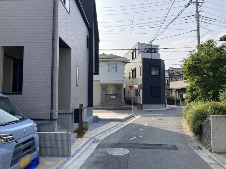 【街並み】車の出し入れもスムーズに行えます♪