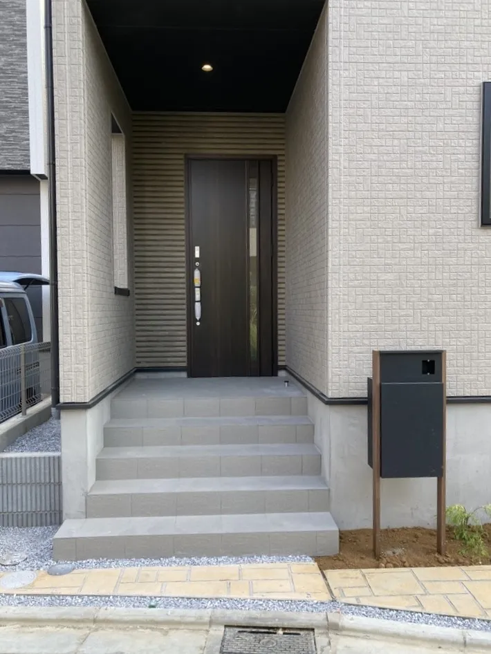 【玄関/2号棟】住まいの顔を彩る素敵な玄関ポーチ!
