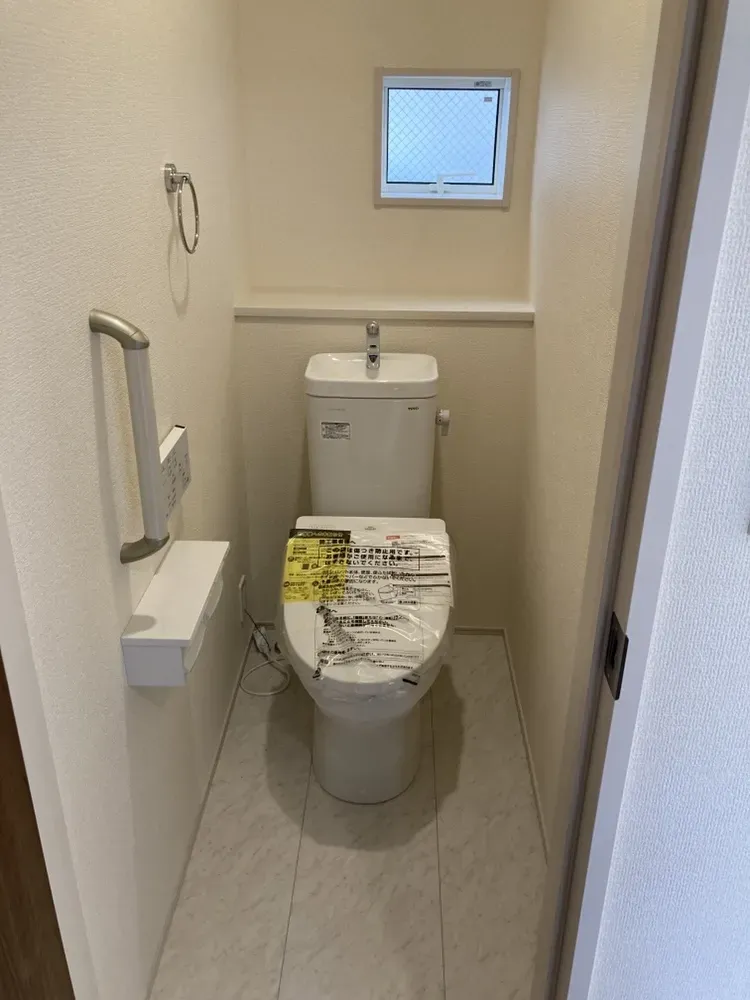 【トイレ/2号棟】自然光が入る明るいトイレ空間です!