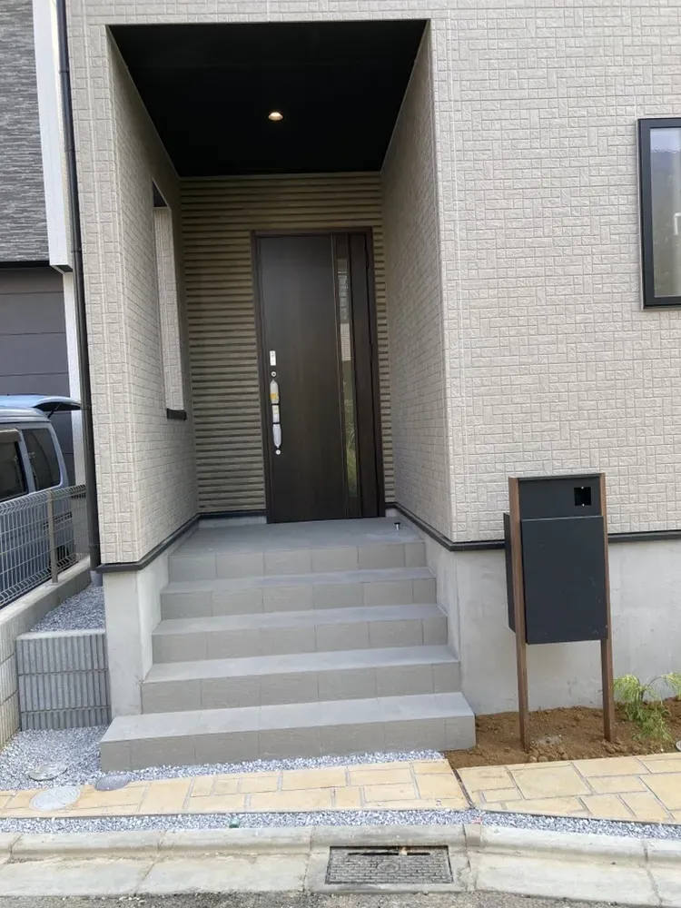 玄関前のスペースもすっきりとしており、清潔感のある住まいです!